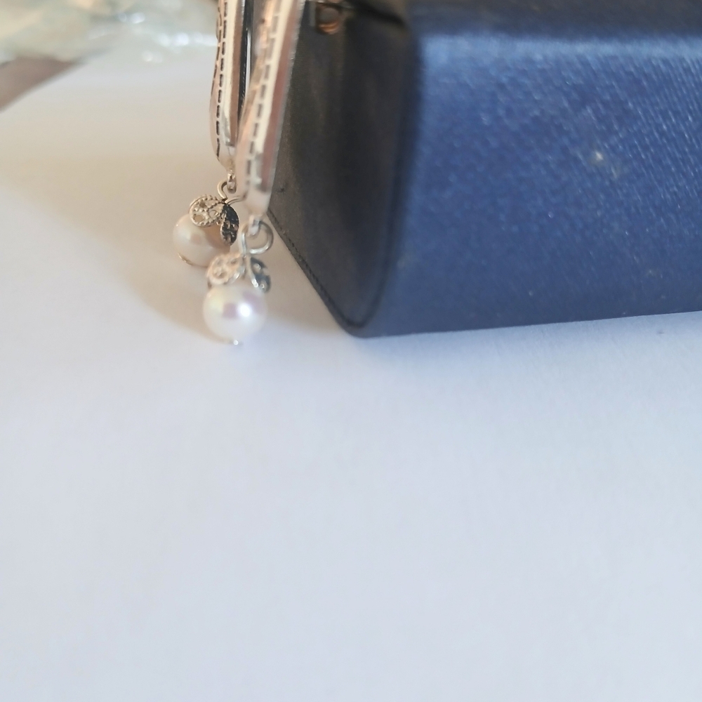Elegant Silver Heart Earrings with Pearl Accents Brighton Jewlery - Picture 3 of 4